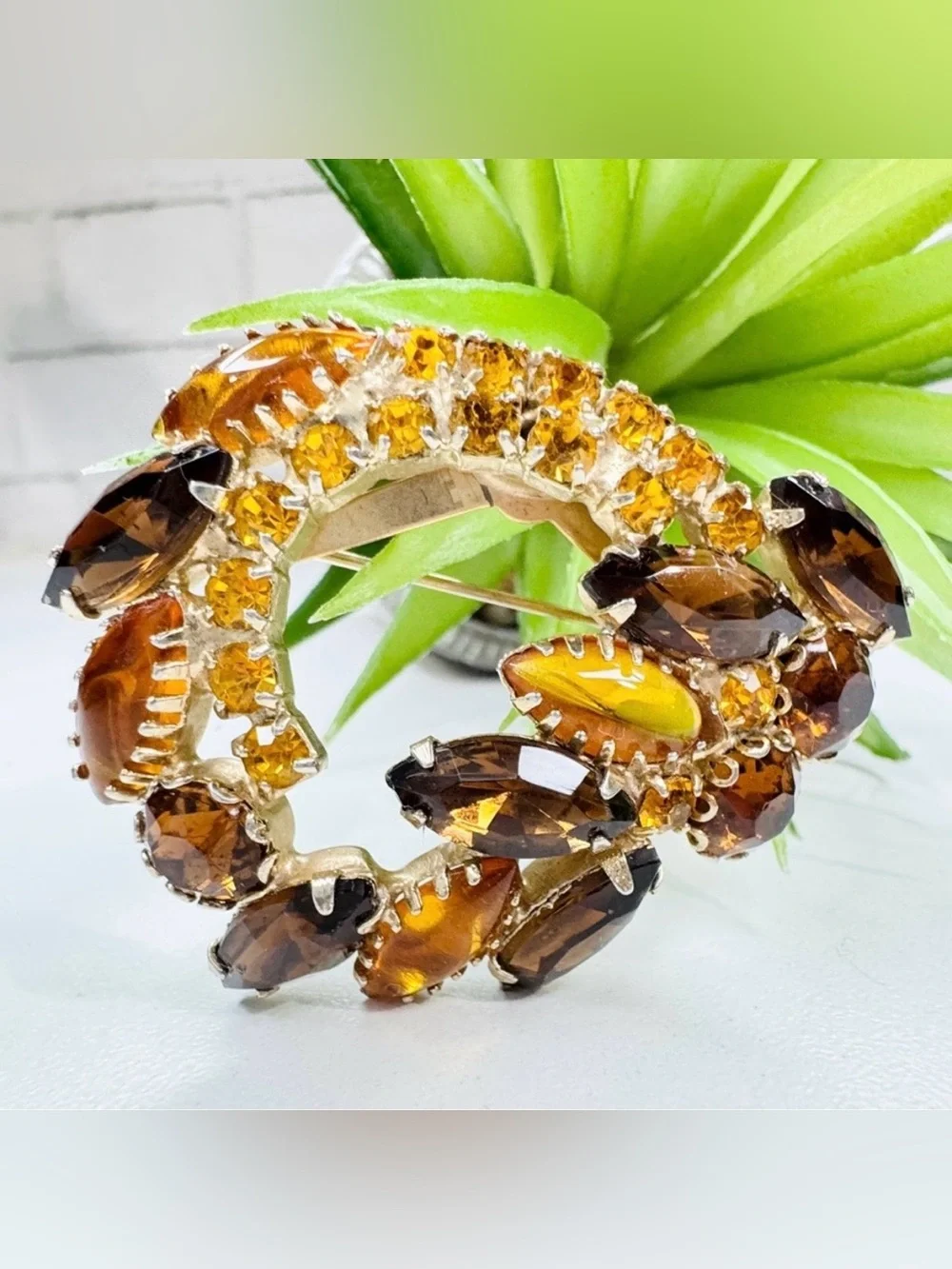 Vintage 1950s Judy Lee Amber Topaz Brown Glass Wreath Starburst Brooch Pin Retro